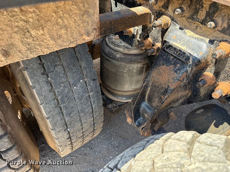 image for item ET6452 2001 Freightliner Columbia semi truck