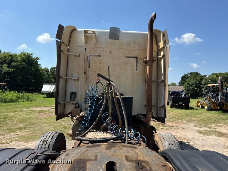 image for item ET6452 2001 Freightliner Columbia semi truck