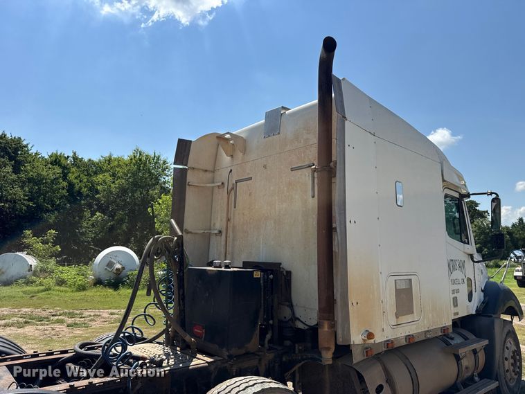 image for item ET6452 2001 Freightliner Columbia semi truck