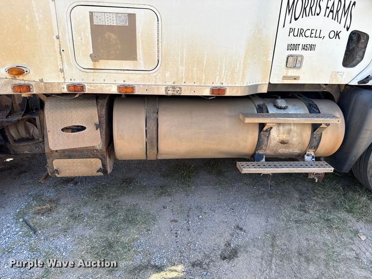 image for item ET6452 2001 Freightliner Columbia semi truck