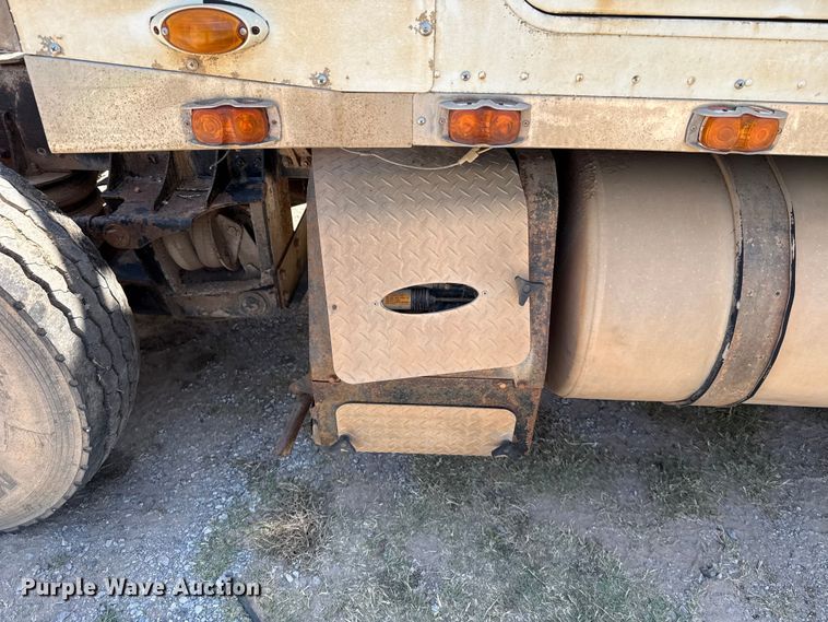 image for item ET6452 2001 Freightliner Columbia semi truck