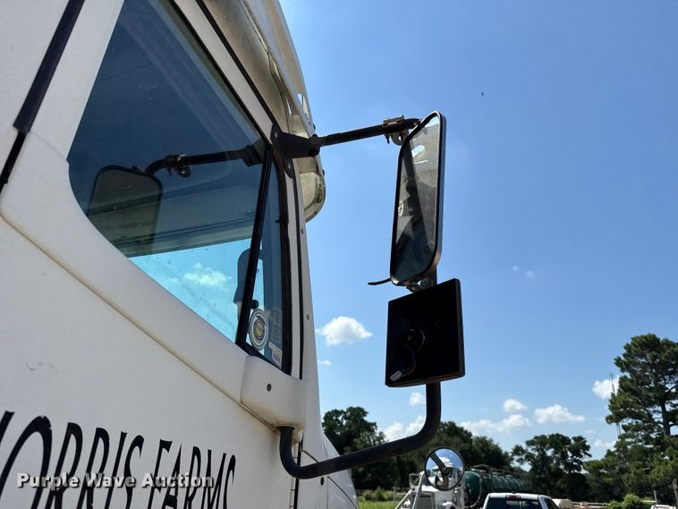 image for item ET6452 2001 Freightliner Columbia semi truck
