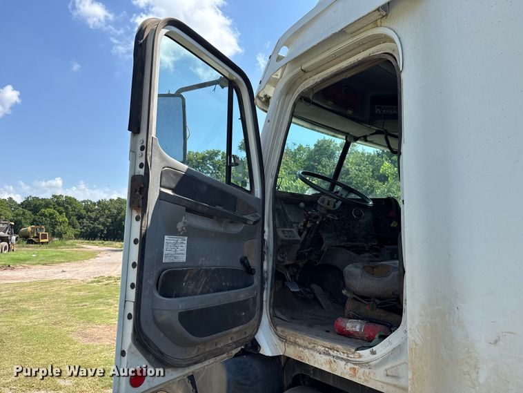 image for item ET6452 2001 Freightliner Columbia semi truck