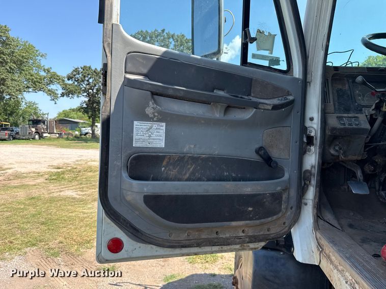image for item ET6452 2001 Freightliner Columbia semi truck