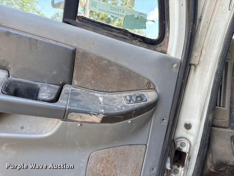 image for item ET6452 2001 Freightliner Columbia semi truck