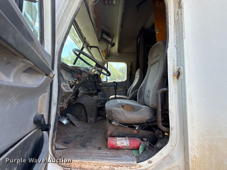 image for item ET6452 2001 Freightliner Columbia semi truck