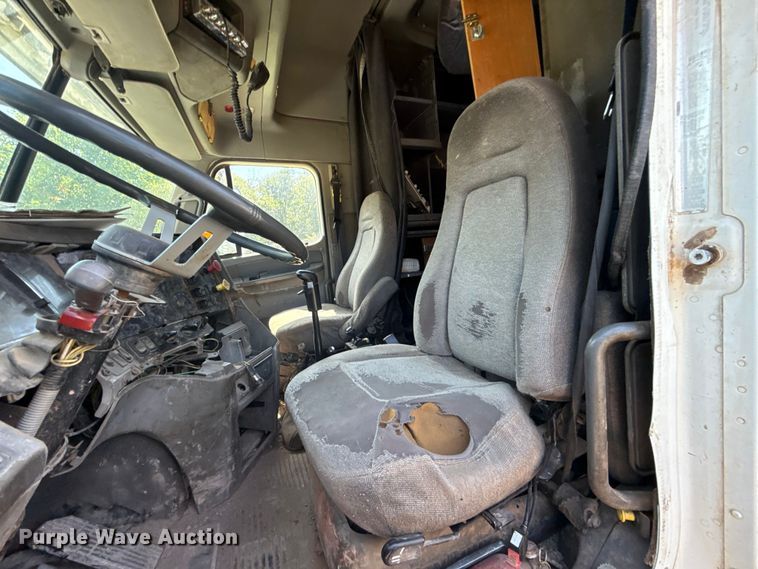image for item ET6452 2001 Freightliner Columbia semi truck
