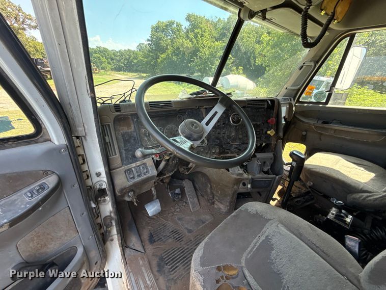 image for item ET6452 2001 Freightliner Columbia semi truck