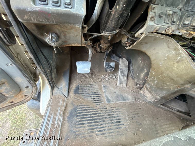 image for item ET6452 2001 Freightliner Columbia semi truck