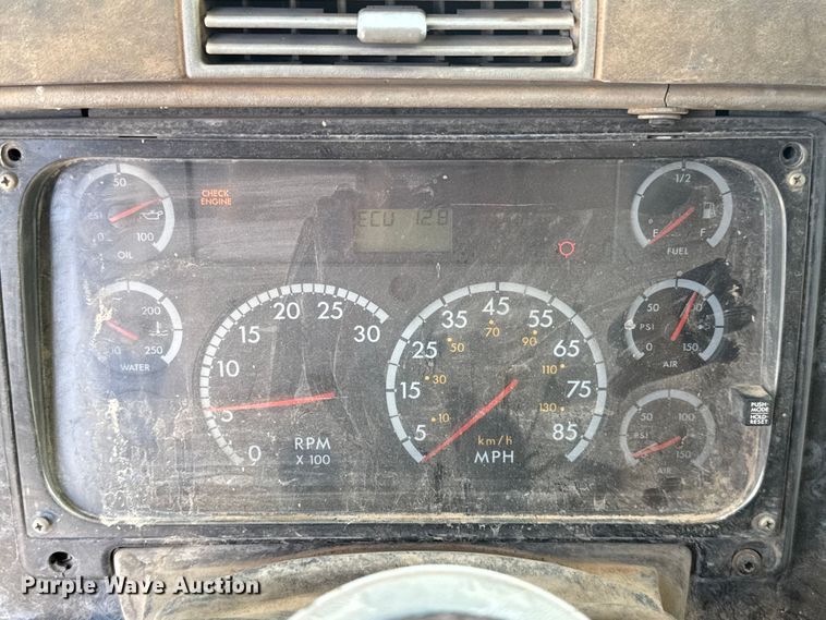 image for item ET6452 2001 Freightliner Columbia semi truck