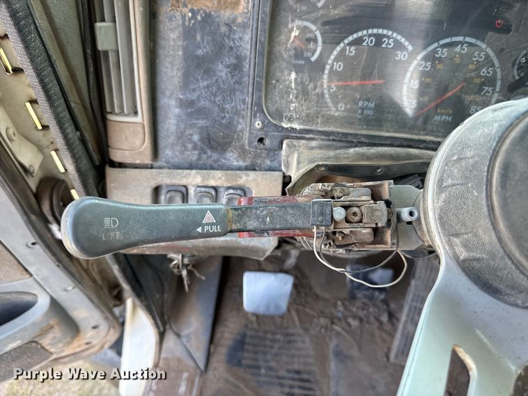 image for item ET6452 2001 Freightliner Columbia semi truck