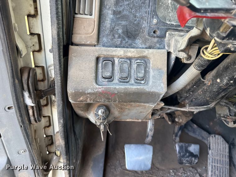 image for item ET6452 2001 Freightliner Columbia semi truck