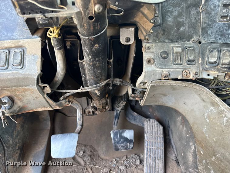 image for item ET6452 2001 Freightliner Columbia semi truck