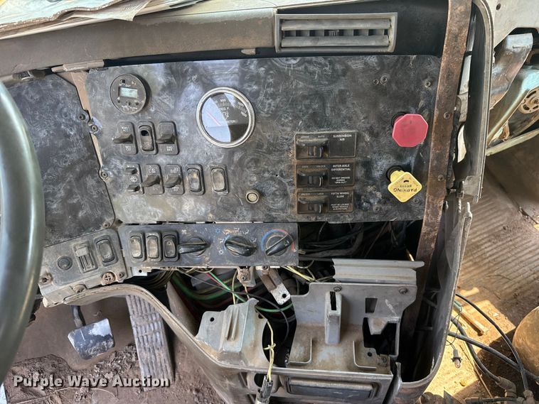 image for item ET6452 2001 Freightliner Columbia semi truck
