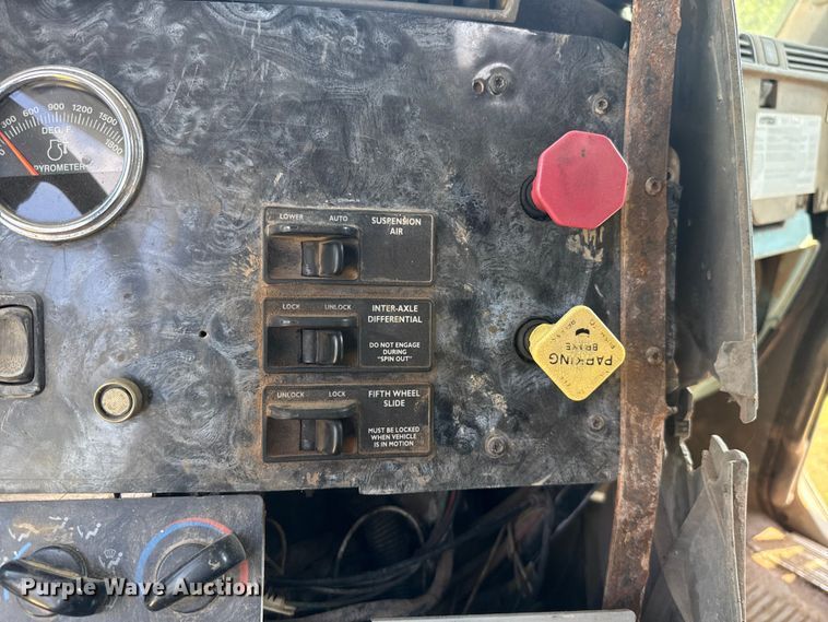 image for item ET6452 2001 Freightliner Columbia semi truck