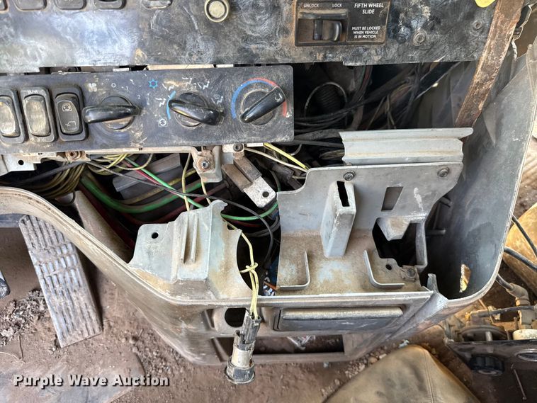 image for item ET6452 2001 Freightliner Columbia semi truck
