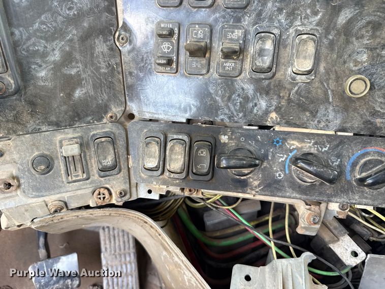 image for item ET6452 2001 Freightliner Columbia semi truck