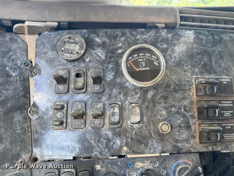 image for item ET6452 2001 Freightliner Columbia semi truck