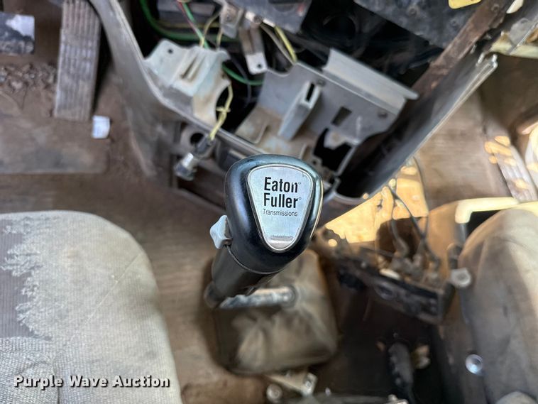 image for item ET6452 2001 Freightliner Columbia semi truck