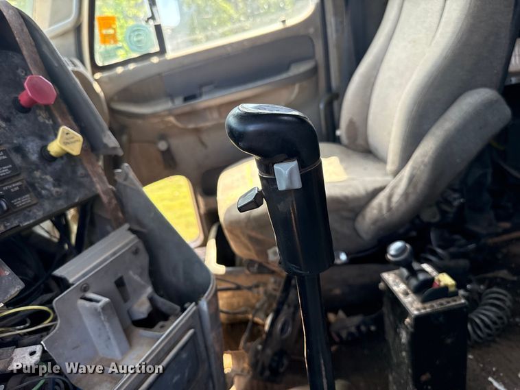 image for item ET6452 2001 Freightliner Columbia semi truck