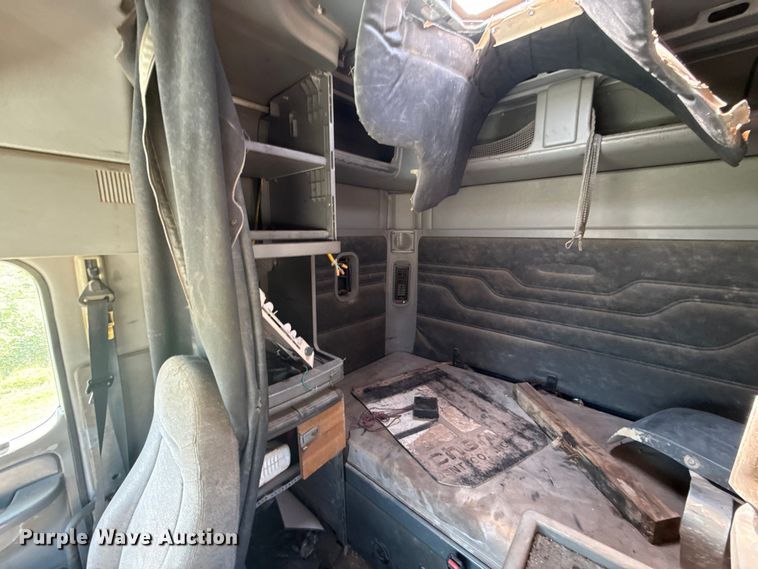 image for item ET6452 2001 Freightliner Columbia semi truck