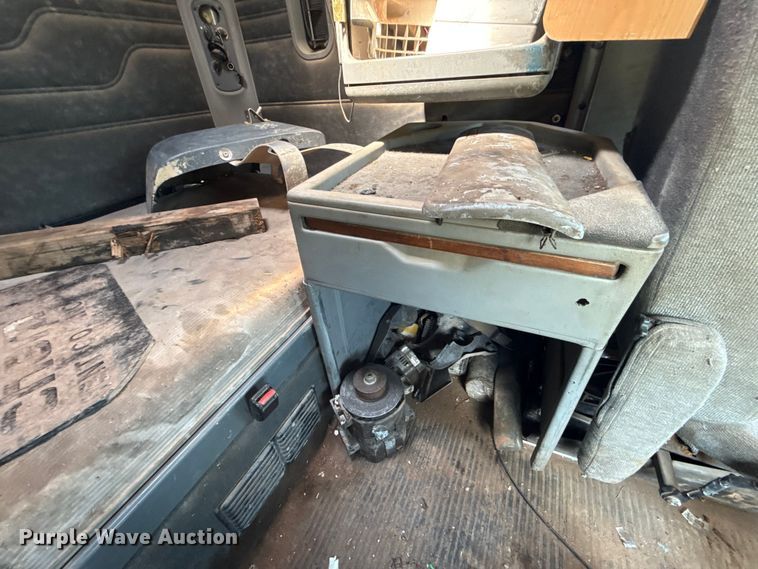 image for item ET6452 2001 Freightliner Columbia semi truck