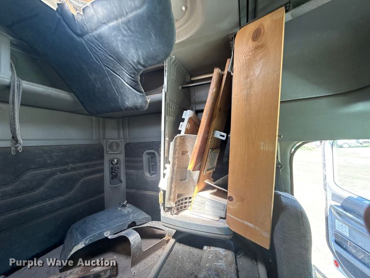 image for item ET6452 2001 Freightliner Columbia semi truck