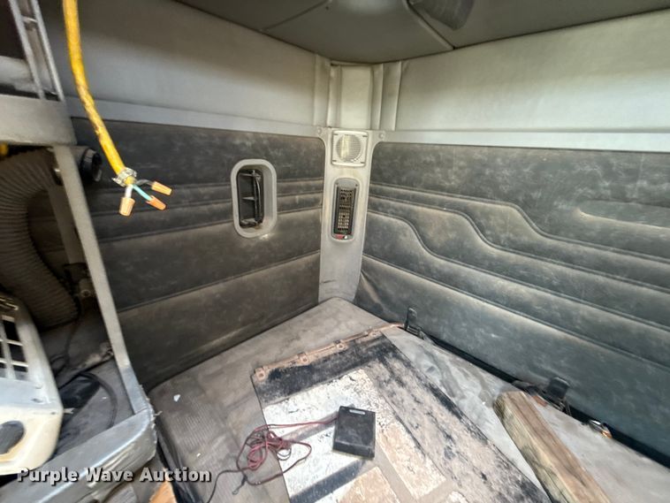 image for item ET6452 2001 Freightliner Columbia semi truck