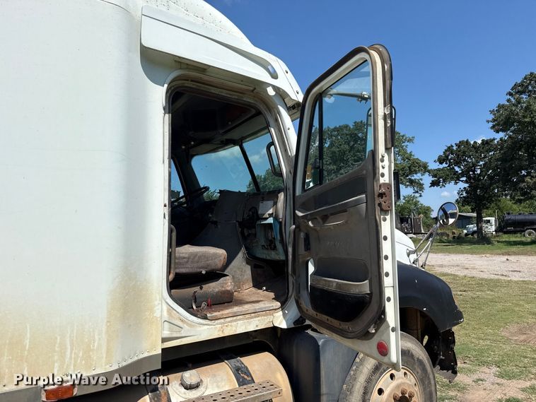 image for item ET6452 2001 Freightliner Columbia semi truck
