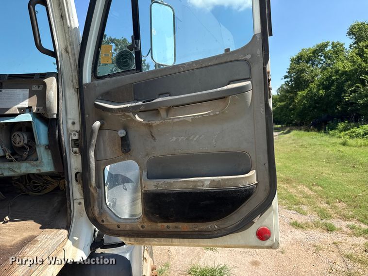 image for item ET6452 2001 Freightliner Columbia semi truck