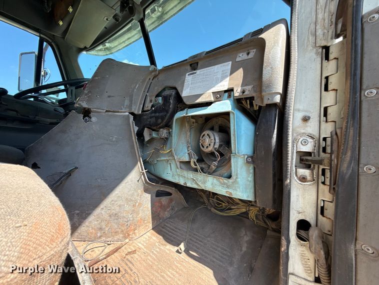image for item ET6452 2001 Freightliner Columbia semi truck