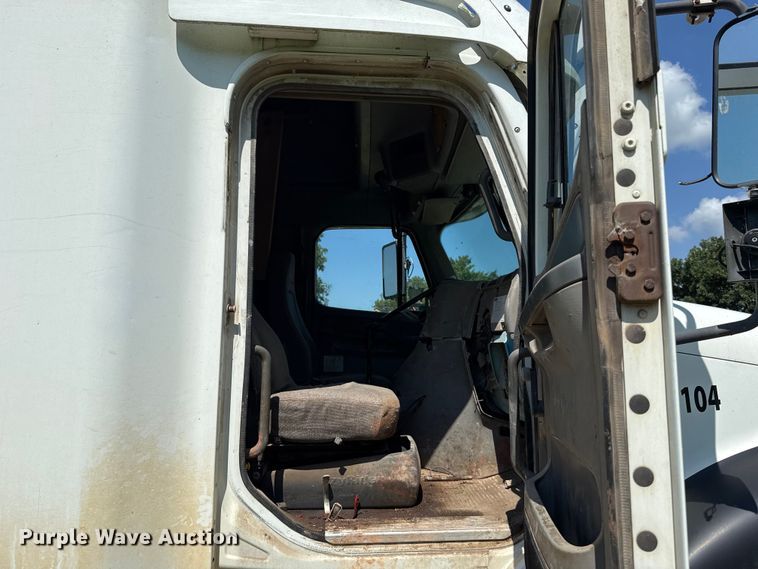 image for item ET6452 2001 Freightliner Columbia semi truck