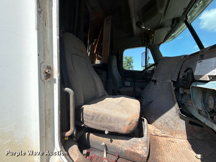 image for item ET6452 2001 Freightliner Columbia semi truck