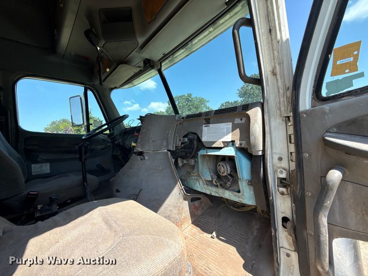 image for item ET6452 2001 Freightliner Columbia semi truck