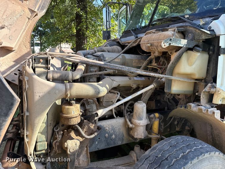 image for item ET6452 2001 Freightliner Columbia semi truck
