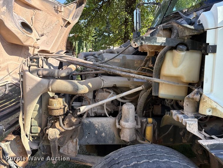 image for item ET6452 2001 Freightliner Columbia semi truck