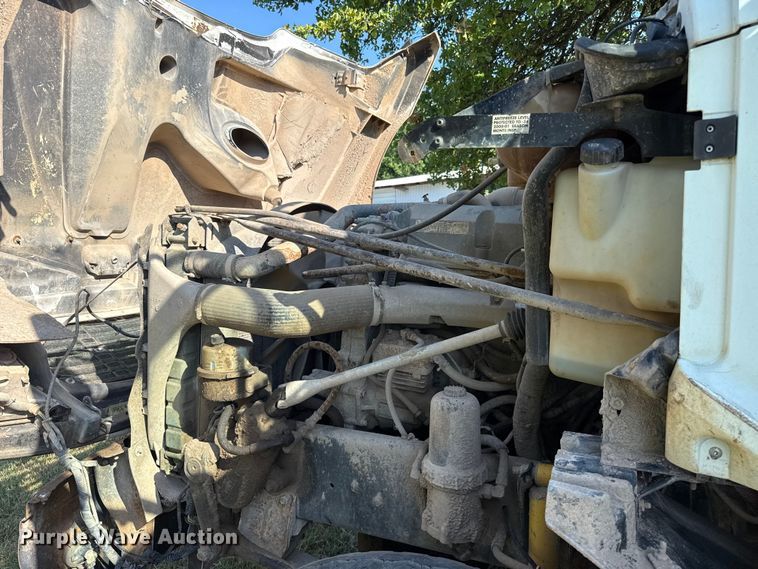 image for item ET6452 2001 Freightliner Columbia semi truck