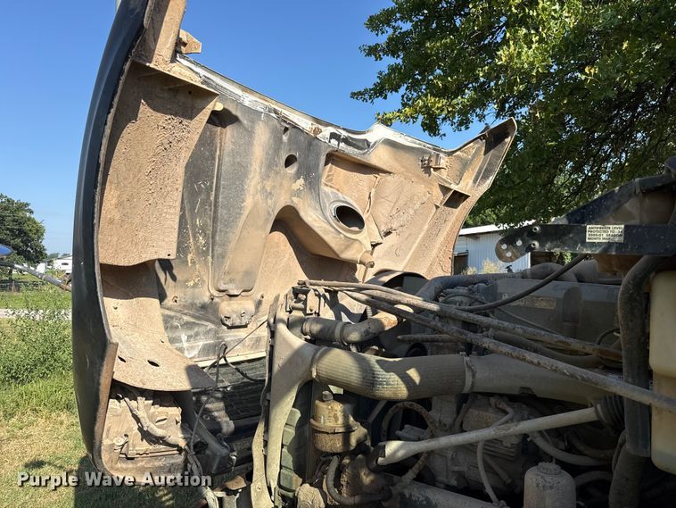 image for item ET6452 2001 Freightliner Columbia semi truck