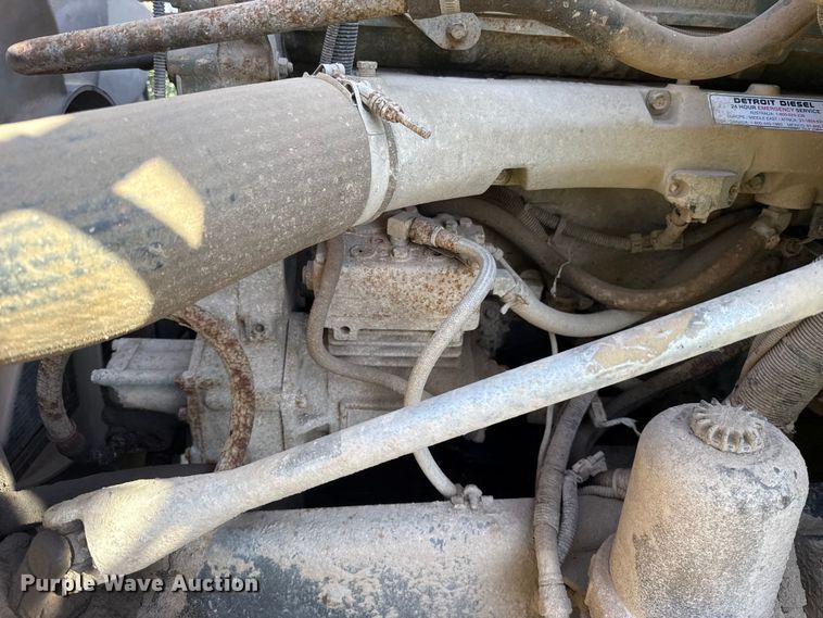 image for item ET6452 2001 Freightliner Columbia semi truck