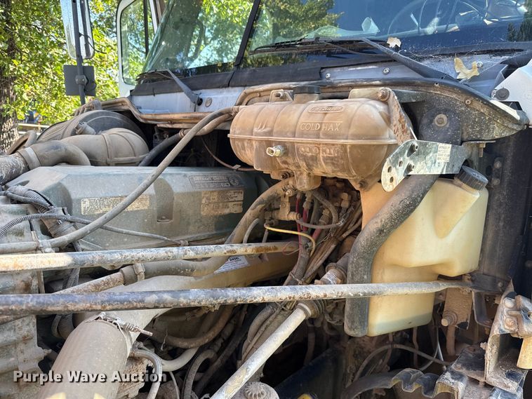 image for item ET6452 2001 Freightliner Columbia semi truck