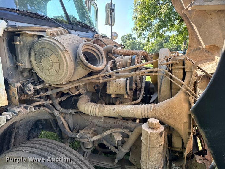 image for item ET6452 2001 Freightliner Columbia semi truck