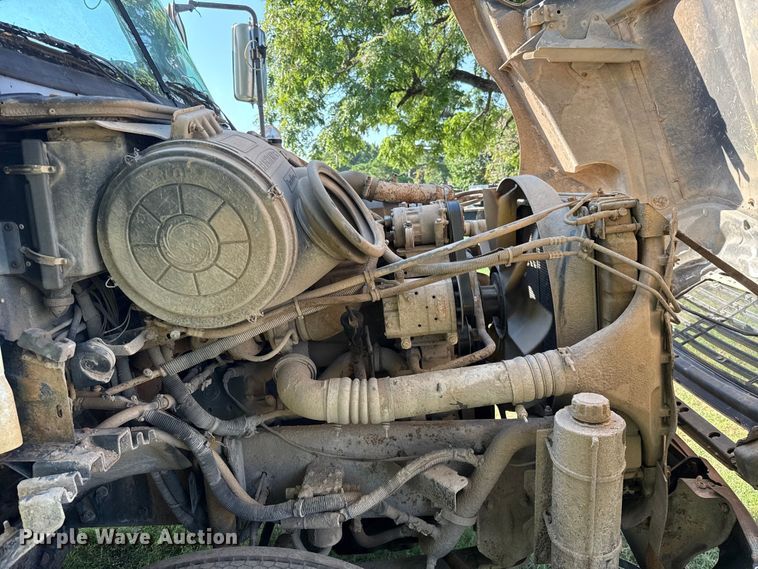 image for item ET6452 2001 Freightliner Columbia semi truck