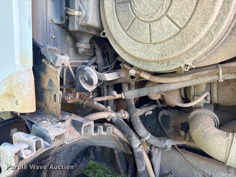 image for item ET6452 2001 Freightliner Columbia semi truck