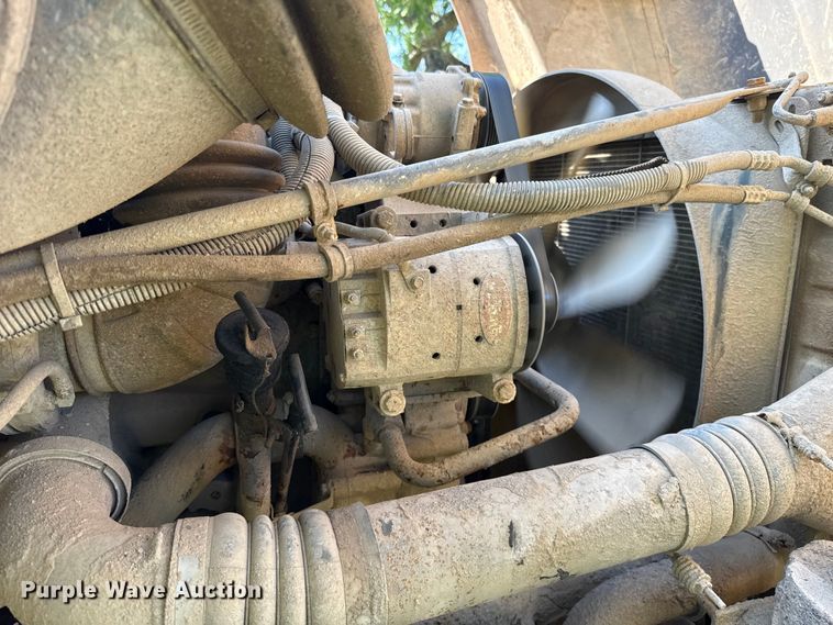 image for item ET6452 2001 Freightliner Columbia semi truck