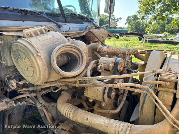 image for item ET6452 2001 Freightliner Columbia semi truck