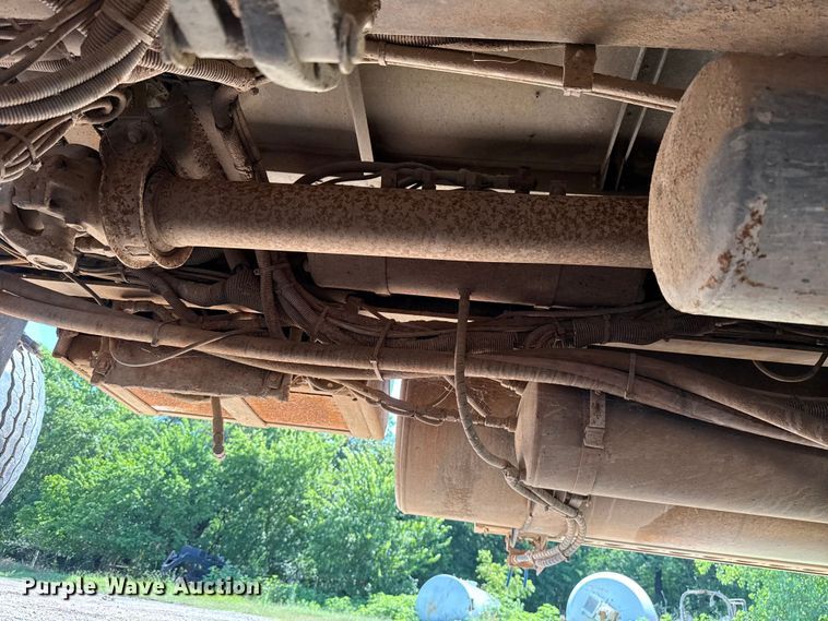 image for item ET6452 2001 Freightliner Columbia semi truck