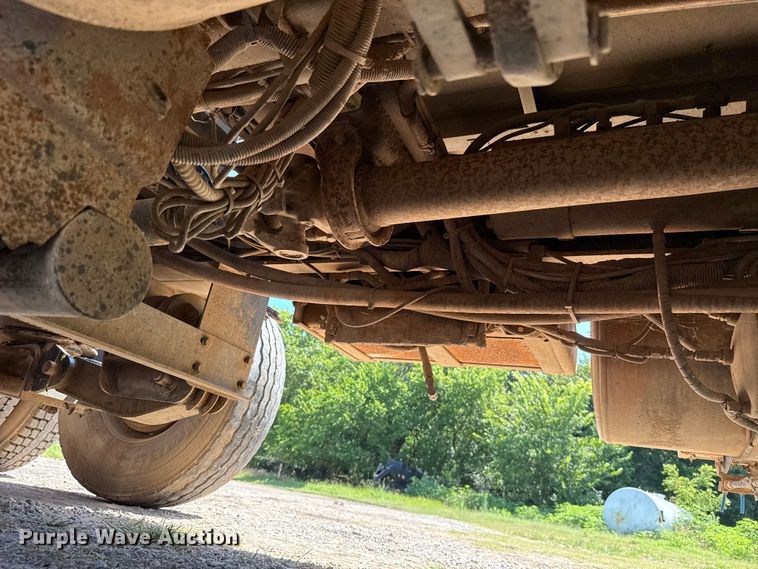 image for item ET6452 2001 Freightliner Columbia semi truck