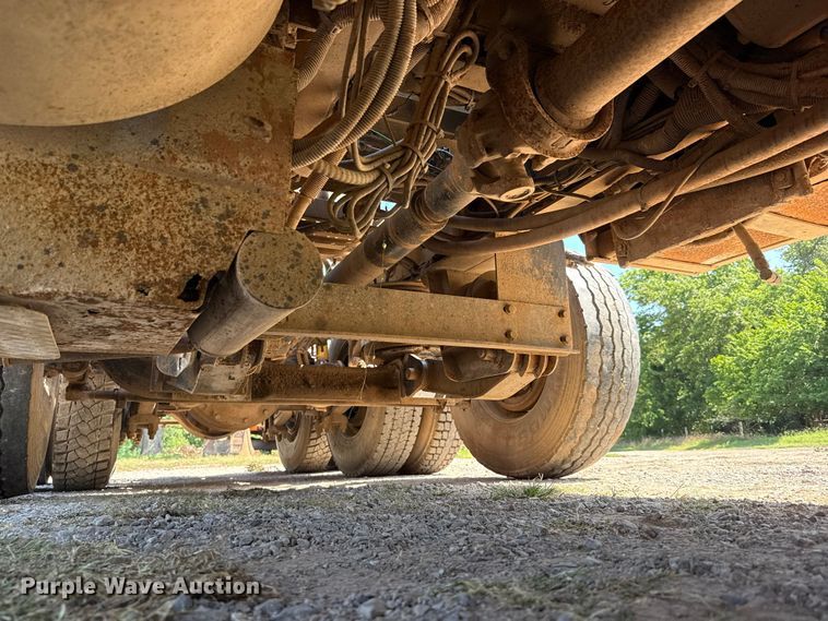 image for item ET6452 2001 Freightliner Columbia semi truck