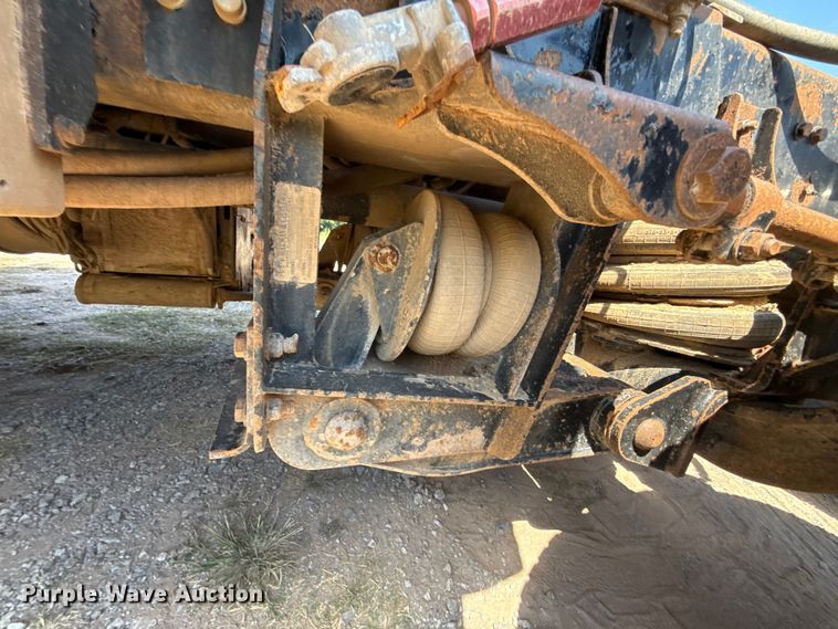 image for item ET6452 2001 Freightliner Columbia semi truck