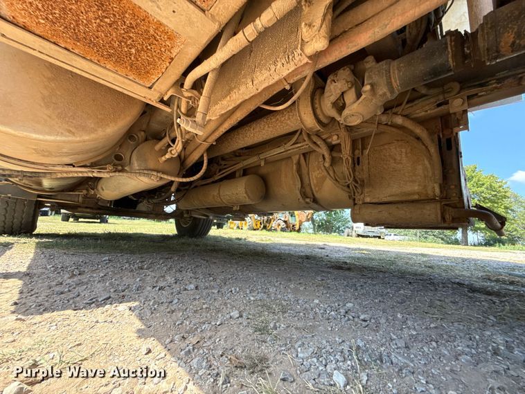 image for item ET6452 2001 Freightliner Columbia semi truck